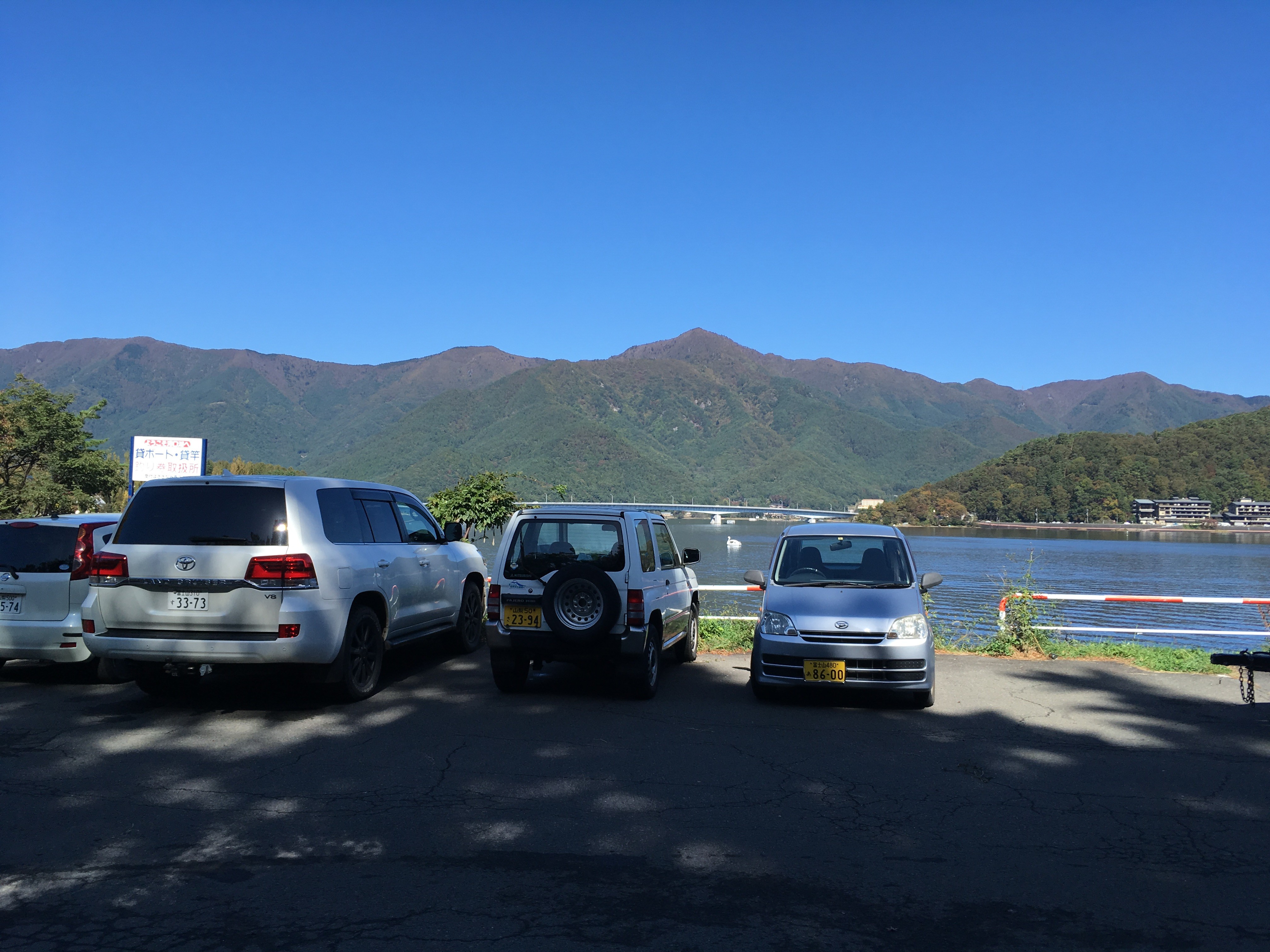 富士河口湖町船津 畳岩公衆便所から湖畔の景観
